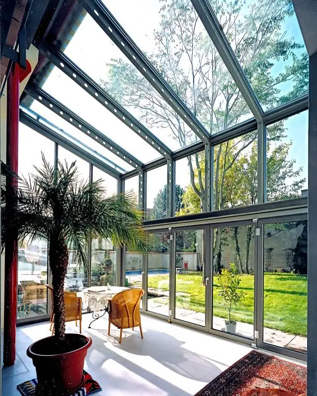 Ein echtes Highlight aus unserem Archiv: Dieser lichtdurchflutete Wintergarten mit Loggia wurde 1998 von fw Glashaus realisiert – und überzeugt bis heute mit moderner Ästhetik und hochwertiger Ausführung.