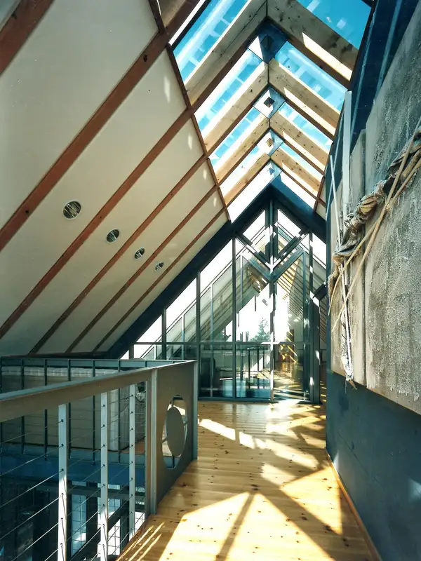 In diesem Projekt wurden Stahl-Glas-Elemente mit den Systemen Jansen (Stahl) und Schüco Aluminium Einsatzfenster gefertigt und montiert.